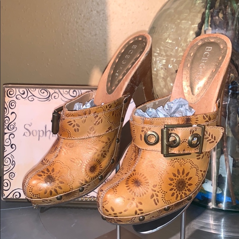 BCBG clogs with nail trim